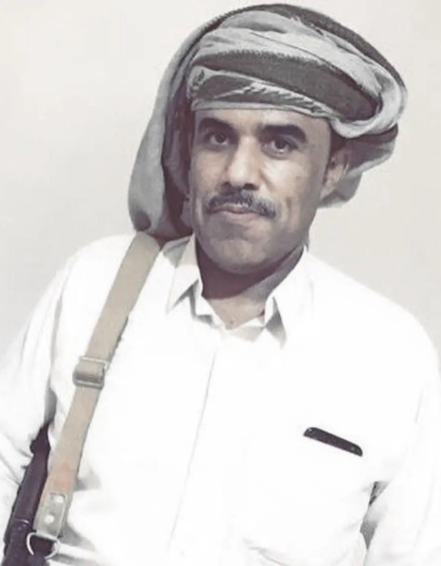 لو خانني ما طاح من عيني
معذور و الاعذار تكفينـي

والسر اللي ما بينه وبينـــي
الناس لايمكن يعرفونــه

لو خانني ما قلتله خايــــــن
اخون نفسي قبل ما اخــونه

بحفظ ليالي الوعد واللينـي
ايام لا تنسى وتنسينــي

واحلام حلوه عايشه فينــي
تسقي يسار القلب مدفونه..

-#محمد_مشعجل