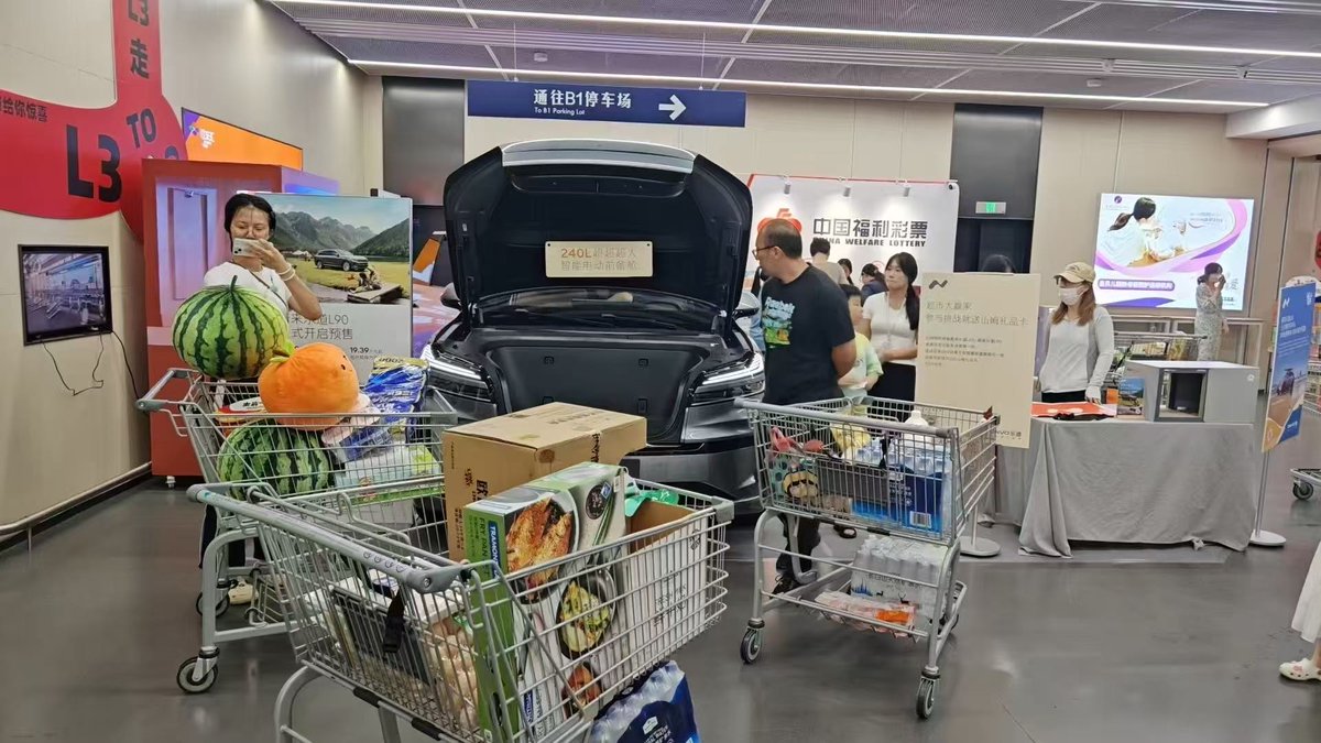 WilliamLiNIO's tweet image. ONVO L90 is displaying at the must-pass point to Sam's Club parking lot.🛒A vivid daily scene showcasing how BIG the L90's front and rear storage is. Perfect for BIG families!
Thanks to our users for this awesome idea, and a big thumb to ONVO Nanjing team for moving so fast. More…