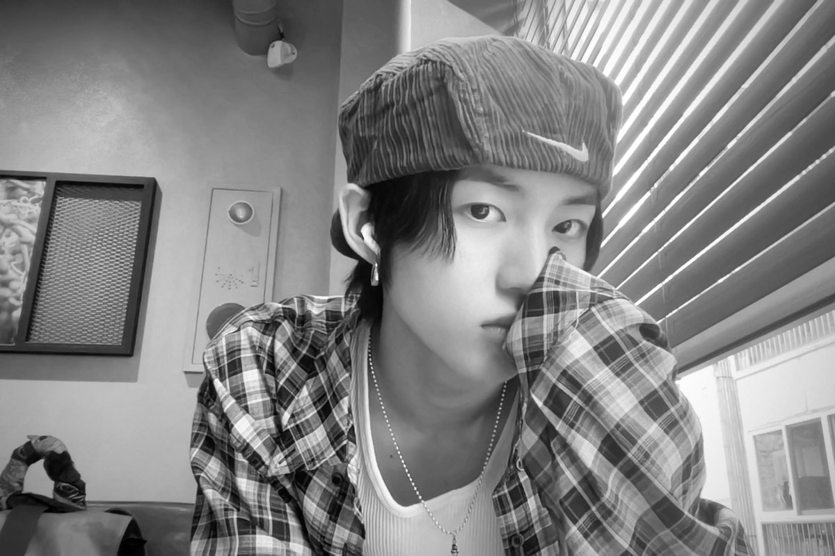 TNX_twt's tweet photo. Newsboy😎

#TNX
#은휘 #HWI https://t.co/iY5DPI3jYQ