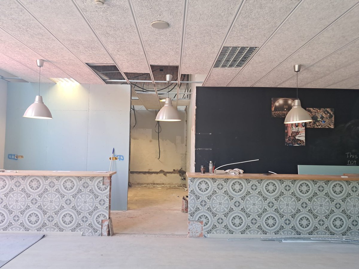 aj_vic's tweet image. ❗️ L’Ajuntament de Vic està portant a terme una actuació a la façana del recinte firal El Sucre per fer accessible el nou espai de bar que s’habilita a la planta baixa del pavelló. Aquesta intervenció permetrà que el bar pugui obrir de manera estable i continuada al llarg de…