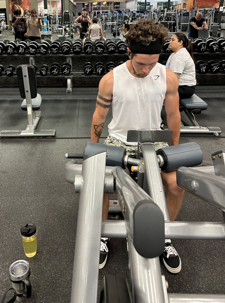 DesiraeC93's tweet image. Little bro calls me mid workout and asks if I’m at the gym. I said yeah, I’m mid set, why? “Not many people around here drive a forest green van, l I just pulled up.” Got the call out but a lifting buddy too lmao😅 Arm and chest day wrecked us both. Then we hit the saunas and I…