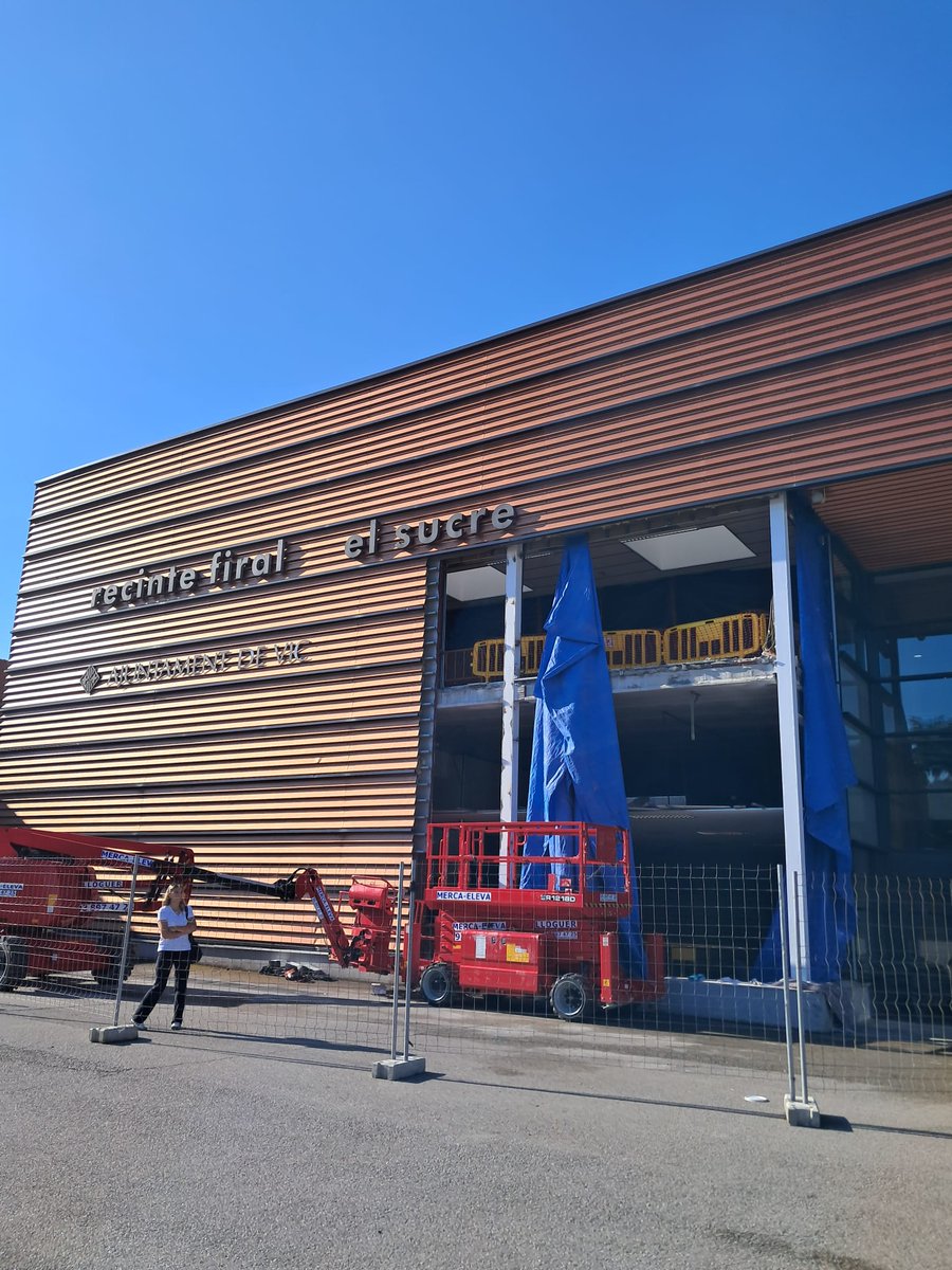 aj_vic's tweet image. ❗️ L’Ajuntament de Vic està portant a terme una actuació a la façana del recinte firal El Sucre per fer accessible el nou espai de bar que s’habilita a la planta baixa del pavelló. Aquesta intervenció permetrà que el bar pugui obrir de manera estable i continuada al llarg de…