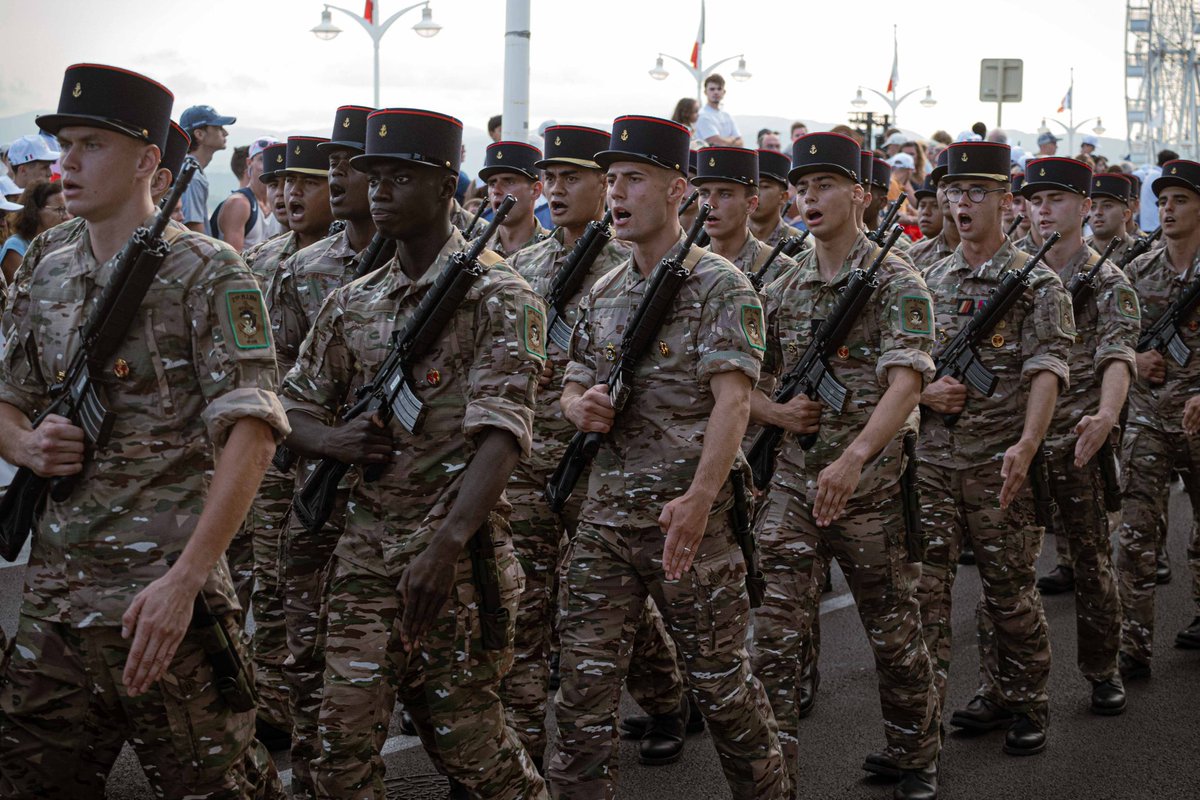CDC_21eRIMa's tweet image. Le 21e RIMa a célébré le 14 juillet à Fréjus en défilant dans ses nouveaux treillis.
Merci aux Raphaëlois et aux Fréjusiens pour leur accueil fidèle et chaleureux.
#21eRIMa #Fréjus #14juillet #TroupesDeMarine #6eBLB
