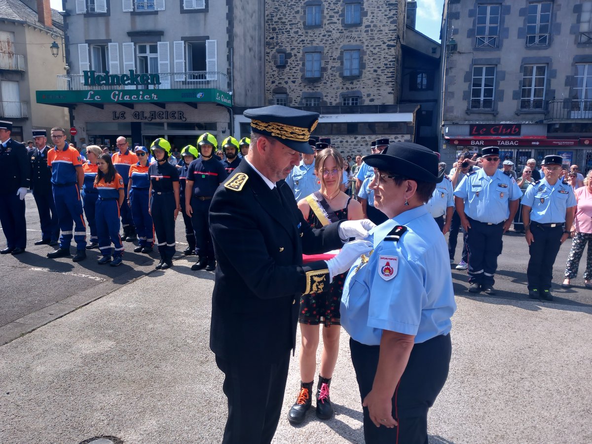 🇫🇷Cérémonies du #14Juillet - Arpajon-sur-Cère et Mauriac
👉Fête du 14 juillet, accompagné des membres du corps préfectoral, Philippe Loos, préfet du Cantal, a participé aux cérémonies organisées à Arpajon-sur-Cère puis à Mauriac.
🤝Ces deux cérémonies ont rassemblé les habitants