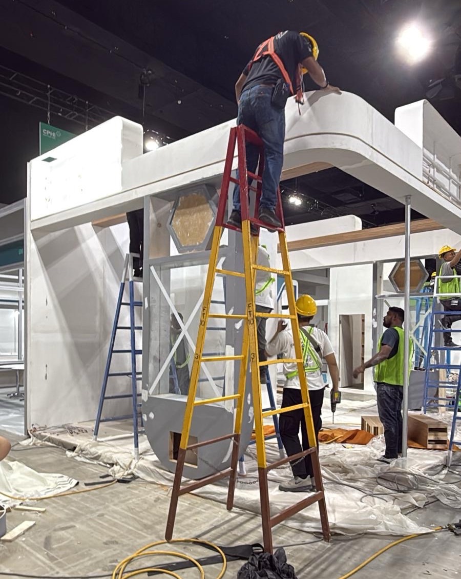 StandMakerDubai's tweet photo. Morning from Malaysia International Trade and Exhibition Centre (MITEC) 🇲🇾

Buildup at CPHI South East Asia 👷

https://t.co/RxjW4XiDgw 

#standmakerdubai #standmakerglobal #production #Worldwide https://t.co/dD6AYmy1c5