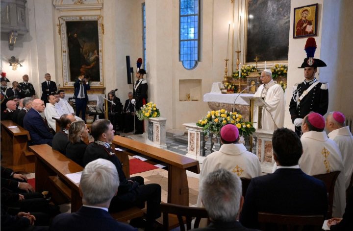 SalvoCernuzio's tweet image. #PapaLeoneXIV celebra la Messa nella cappella della stazione dei Carabinieri di Castel Gandolfo
(Foto © @HolySeePress)