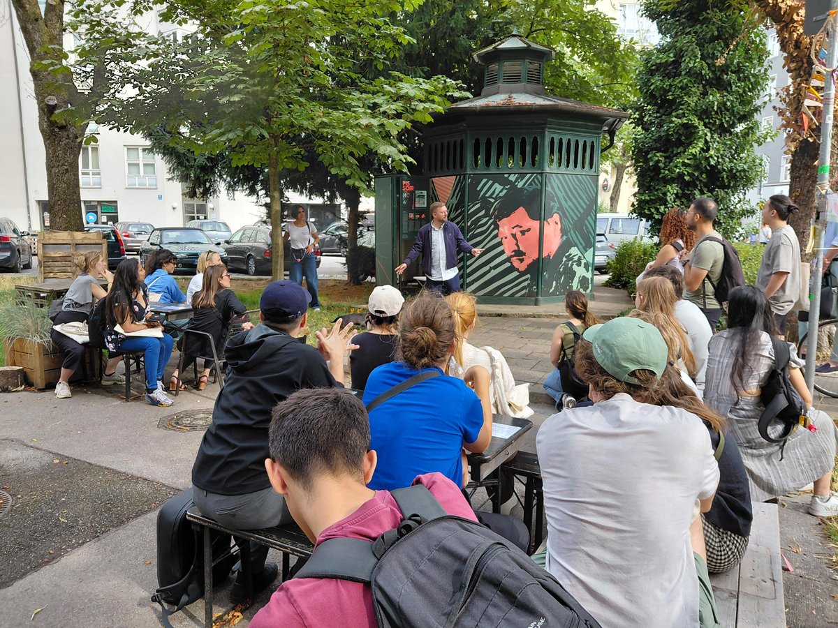 EITUrbanMob's tweet image. The #RemakingTheStreet Summer School kicked off yesterday in Munich! 🌿
A week of street experiments, hands-on group projects & top academic insight; all on the green campus of @TUMunich.
Next stop: Rotterdam! 🚀