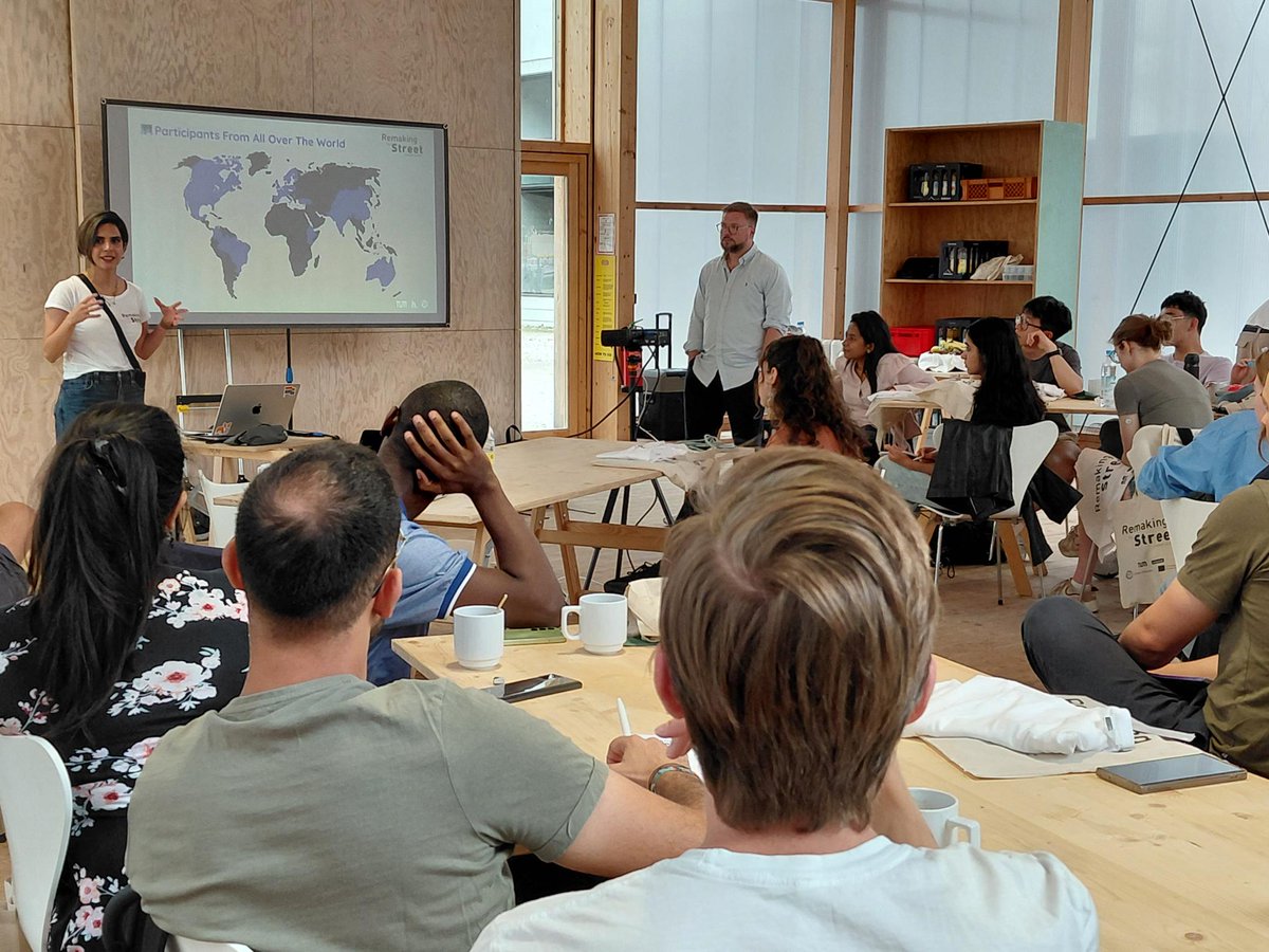 EITUrbanMob's tweet image. The #RemakingTheStreet Summer School kicked off yesterday in Munich! 🌿
A week of street experiments, hands-on group projects & top academic insight; all on the green campus of @TUMunich.
Next stop: Rotterdam! 🚀