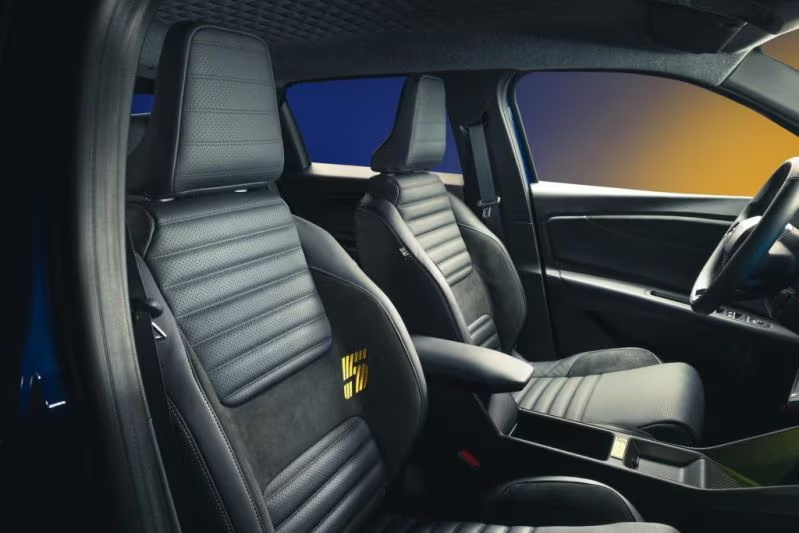 Dutch Renault dealer created this 1 of 25 limited edition R5 called the Monte Carlo Edition. Probably because you can't name it Williams if you're not Williams ;)

It adds another 10k to the price, mainly because of the full leather interior. 

Yay or nay?