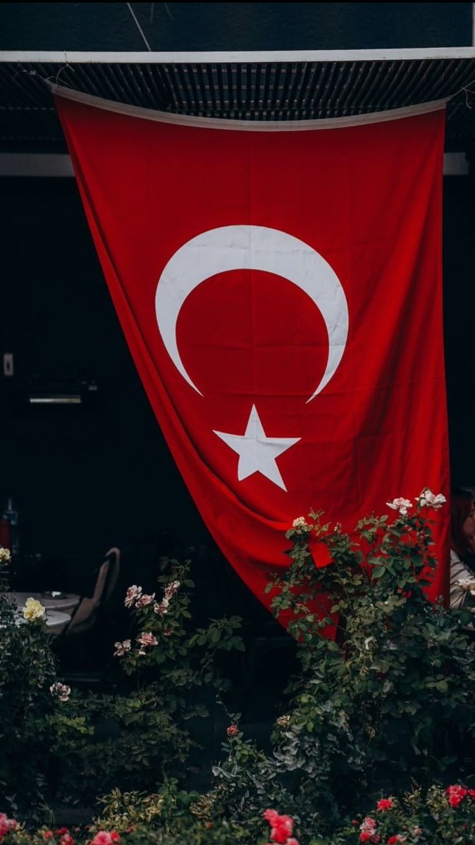 eti kemiği vücudu yumruğunun her hücresi kalbi ruhu varlığı inancının şimdisi evveli ahiri sonsuzu ile 

bu derece tek 1 olmuş bedeli ödenen toprağın serinliğine hamd eder şükrederiz