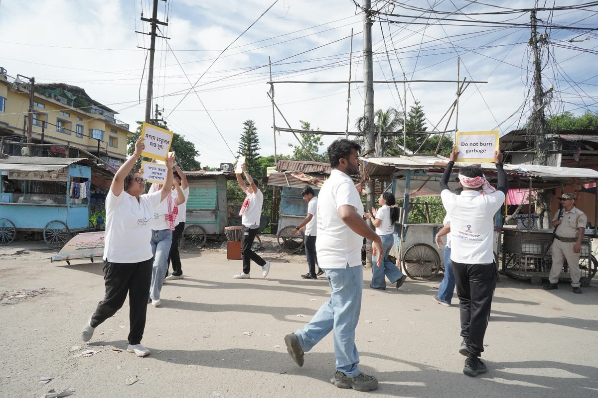OilIndiaLimited's tweet photo. 𝐒𝐭𝐫𝐞𝐞𝐭 𝐏𝐥𝐚𝐲 𝐟𝐨𝐫 𝐒𝐰𝐚𝐜𝐡𝐡𝐚𝐭𝐚 𝐀𝐰𝐚𝐫𝐞𝐧𝐞𝐬𝐬

As part of Swachhata Pakhwada 2025, Oil India Limited organised a street play at FHQ, #Duliajan, to spread awareness on cleanliness, hygiene, and responsible waste management.
The performance was brought to life by students (interns) from #Tezpur University, Gauhati University, NERIM Guwahati, and TISS #Guwahati, who used the power of storytelling to connect with the community and drive home the message of a cleaner India.

#SwachhataPakhwada2025 #OilIndiaLimited #SwachhBharat #CleanIndia #HygieneChampions #SwachhataDrive #CleanlinessIsNextToGodliness #OILForCleanIndia #SwasthBharat #HealthyHabits #HygieneForAll #EveryDaySwachhata #streetplayforchange #streetplay 

@PMOIndia | @PetroleumMin | @SwachhBharatGov | @HardeepSPuri | @CRPaatil | @TheSureshGopi | @VSOMANNA_BJP | @CMOfficeAssam | @himantabiswa | @SwachSurvekshan | @UNinIndia | @globalgoals | @PPFNewDelhi | @PTI_News | @ANI | @PIB_India