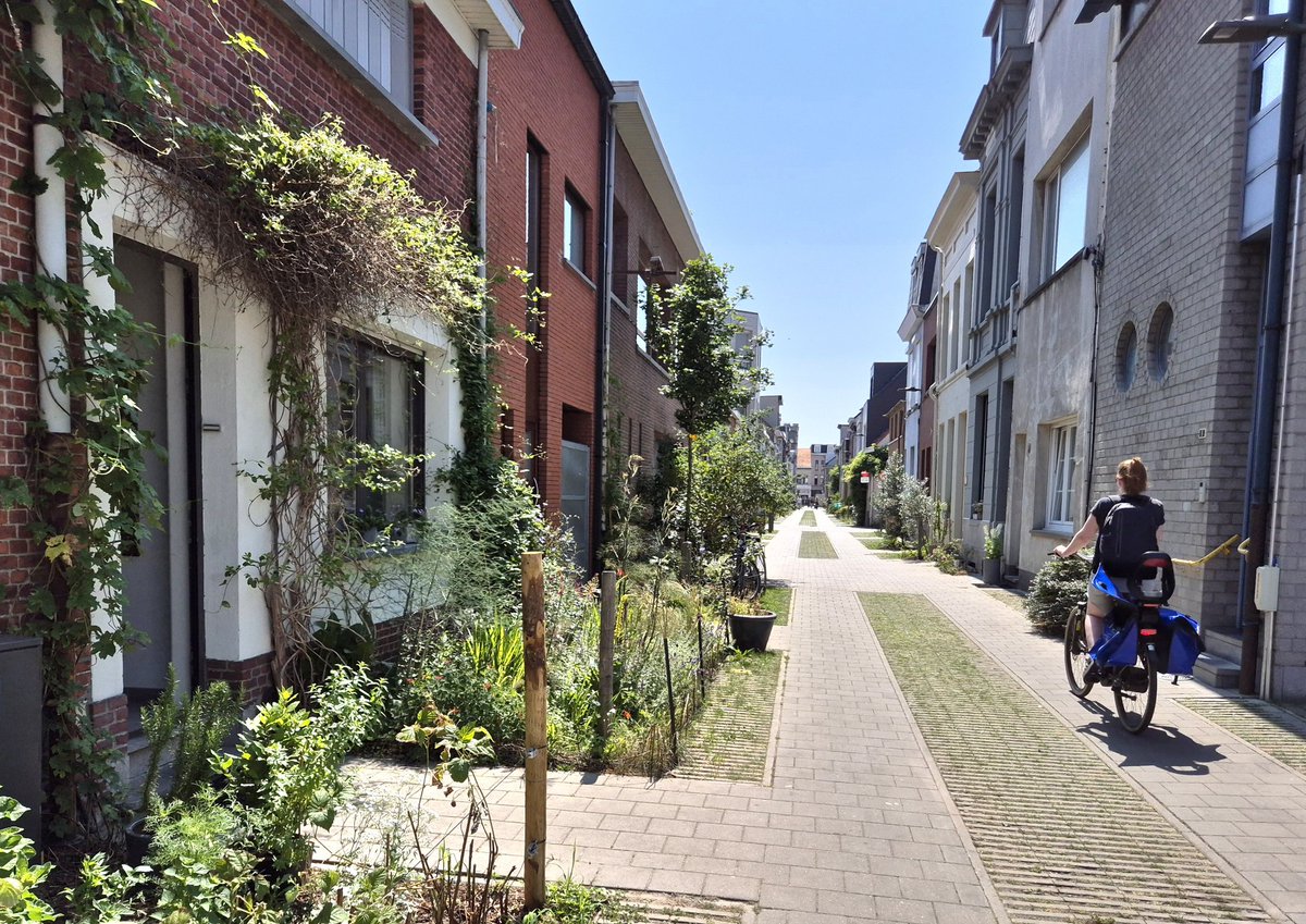 NandaSluijsmans's tweet image. De #tuinstraten🌿🌸 in #Antwerpen zijn erg fraai om te zien! Die karrensporen🌱 in de woonstraatjes👌...oogt vriendelijk en houdt de snelheid laag.
Inspiratievoorbeeld ook voor kleine woonstraten hier.