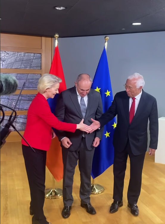 Урсула фон дер Ляйен и Антониу Кошту спорят: обрезан или не обрезан турецкий политик Гюльмамед Пашаев (в миру Никол Пашинян).

Подпишись на Телеграм Ыыху Москвы t.me/iikhu