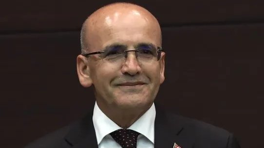 Mehmet Şimşek: "Toplumun %72'si ev sahibi, %28'lik kesimi kira ödüyor. 

Emeklilerin de %14'ü kira ödüyor." 
(Abdulkadir Selvi )