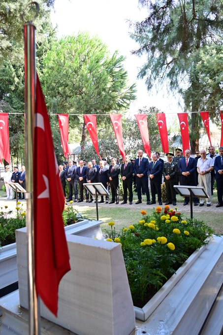 Şehit mezarlarına çiçek bırakıldı