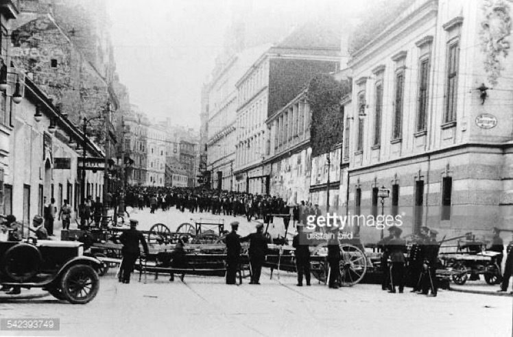 15 July 1927. 89 Social Democrat protesters and 5 policemen were killed in Vienna after the Austrian police force fired into a large crowd. The clash was the result of conflict between the Social Democratic Party of Austria and a right-wing alliance headed by para-militaries.