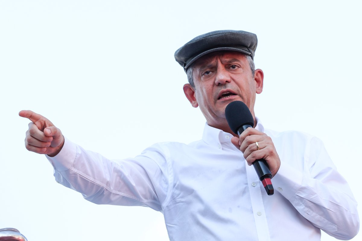 Özgür Özel: (15 Temmuz hk.)

"İş AKP'li kadrolara gelince durdu.

Darbenin siyasi ayağına gelip AKP'li kadrolara dokunmayınca, darbecilerin kardeşi AKP'nin Genel Başkan Yardımcısı olunca, en üst düzeydeki darbecilerin bile siyasetteki akrabaları aklanınca bu iş yarım kaldı."