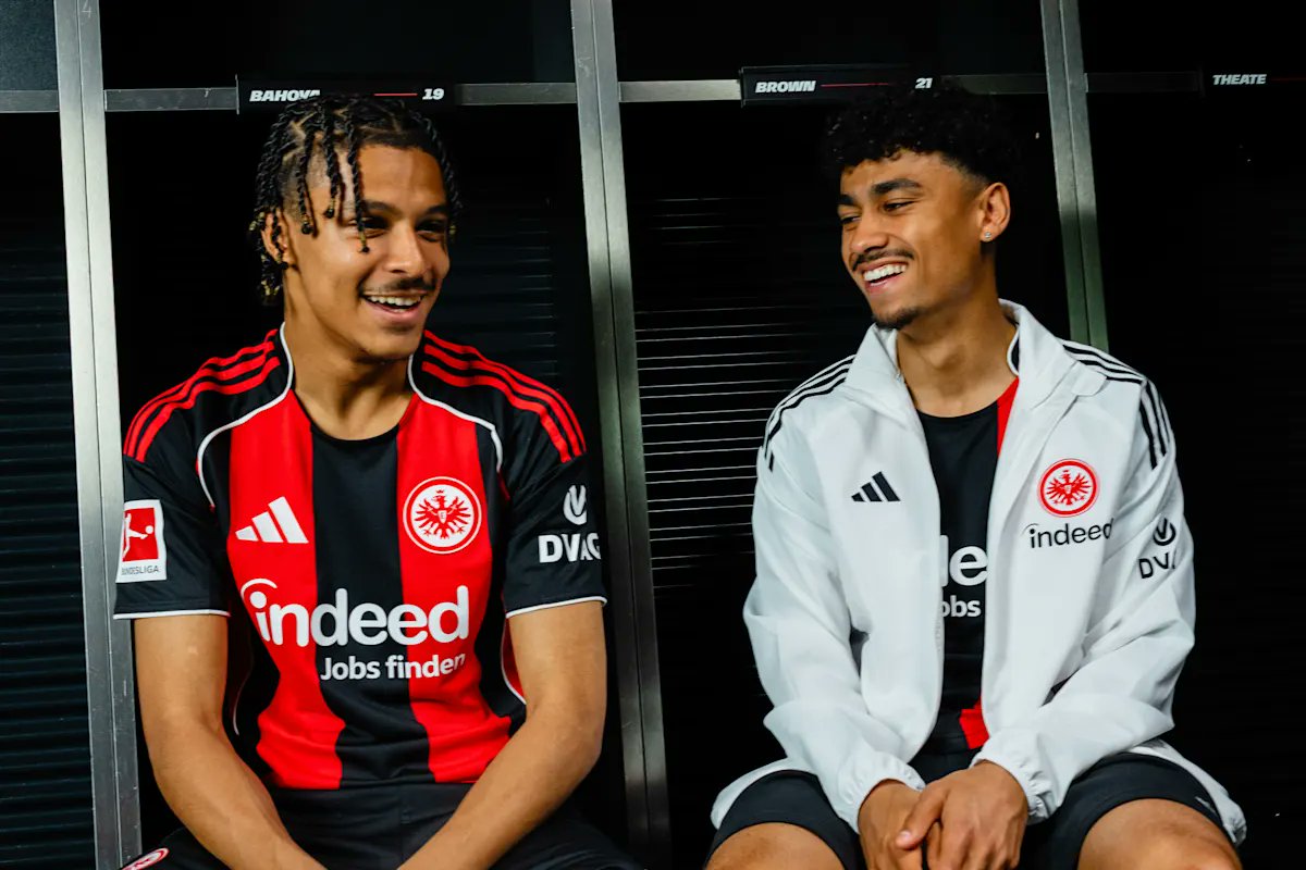L'Eintracht Frankfurt dévoile son nouveau maillot domicile reprenant les couleurs historiques 🔴⚫⚪ 

🤝 Le retour de la collaboration avec Adidas