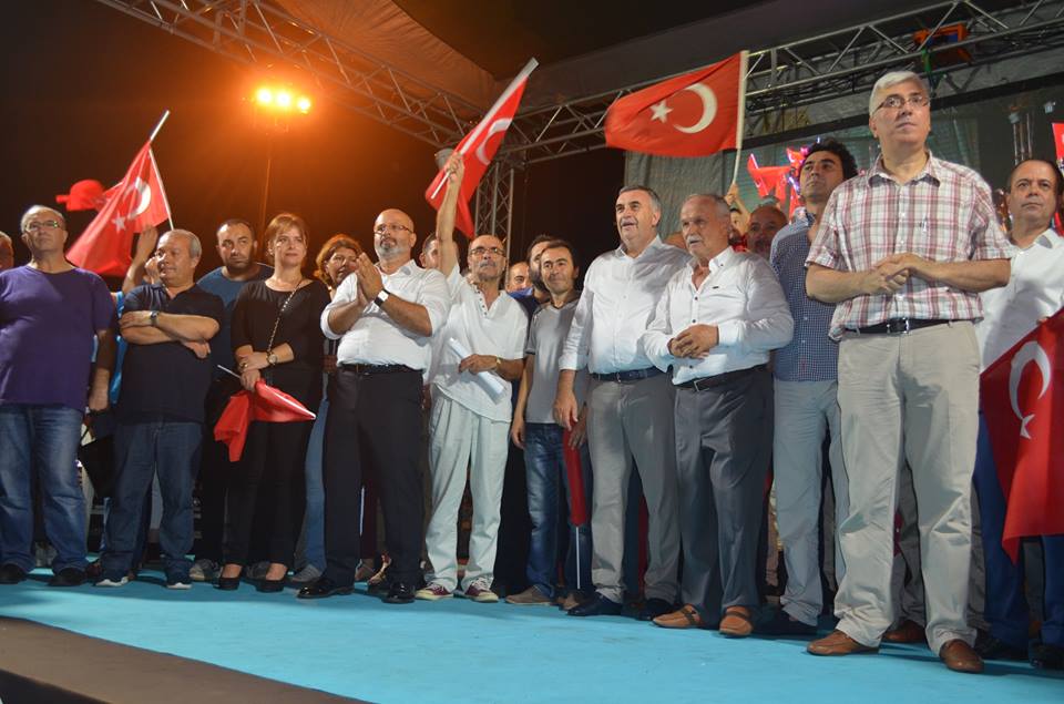 Sakarya Gazeteciler Birliği ve RATED Sakarya Basını olarak 15 Temmuz 2016 gecesinde olduğu gibi sonrasında da Demokrasi Meydanı'nda nöbetteydi...  O günleri bilen bilir... Yıl 2025 bu gecede meydandayız...