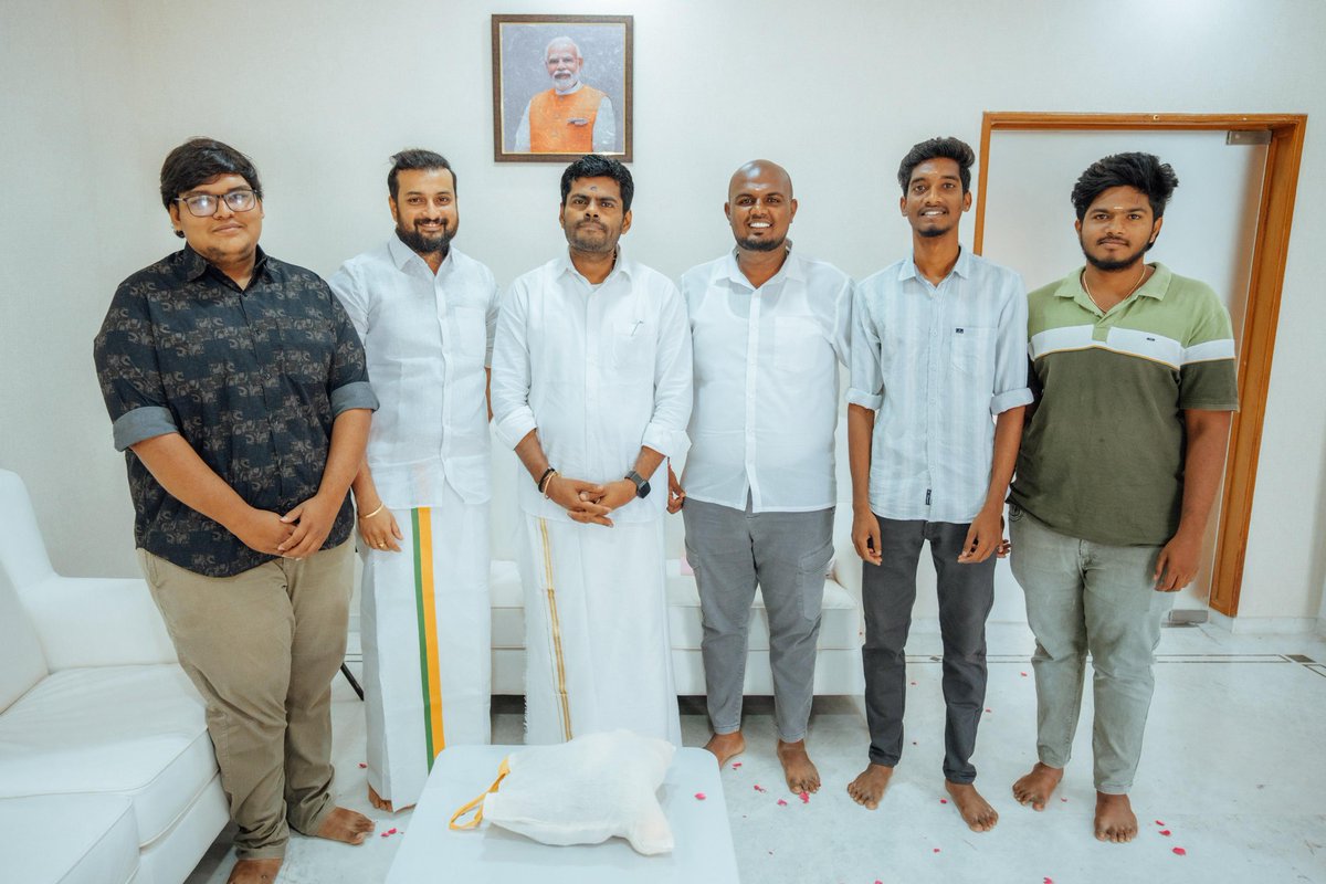 dhanushkodibjp's tweet image. இன்று அண்ணன் @dhineshrodi அவர்களுடன் நமது முன்னாள் மாநில தலைவர் திரு @annamalai_k அண்ணன் அவர்களின் இல்லத்தில் மரியாதை நிமித்தமாக சந்தித்தது மகிழ்ச்சியளிக்கிறது. அவரது எளிமையும், அன்பான உபசரிப்பும் மனதை நெகிழச் செய்தது.