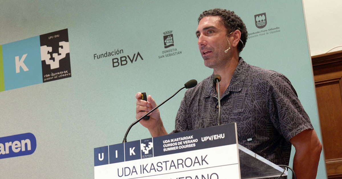 "Los robles ante la sequía". El francés Sylvain Delzon, Director de investigación de <a href="/INRAE_France/">INRAE</a> y de la Universidad de Burdeos, profundiza en la adaptación a la falta de agua en el género Quercus. ¡El curso avanza con interesantísimos temas!  #UdaIkastaroa #USSE