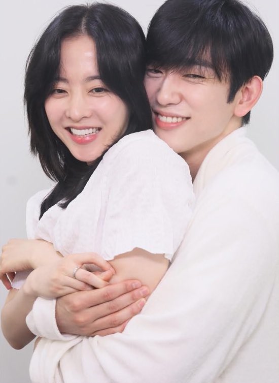__dooong's tweet image. 다른거는 남자여자연애하나봨ㅋ♡인데 이 두개는 진짜 결혼스냅어쩌고의 느낌이 남.. 지금 내눈에는 미지가 드레스 입었다고 나 지금 식장 앞이라고