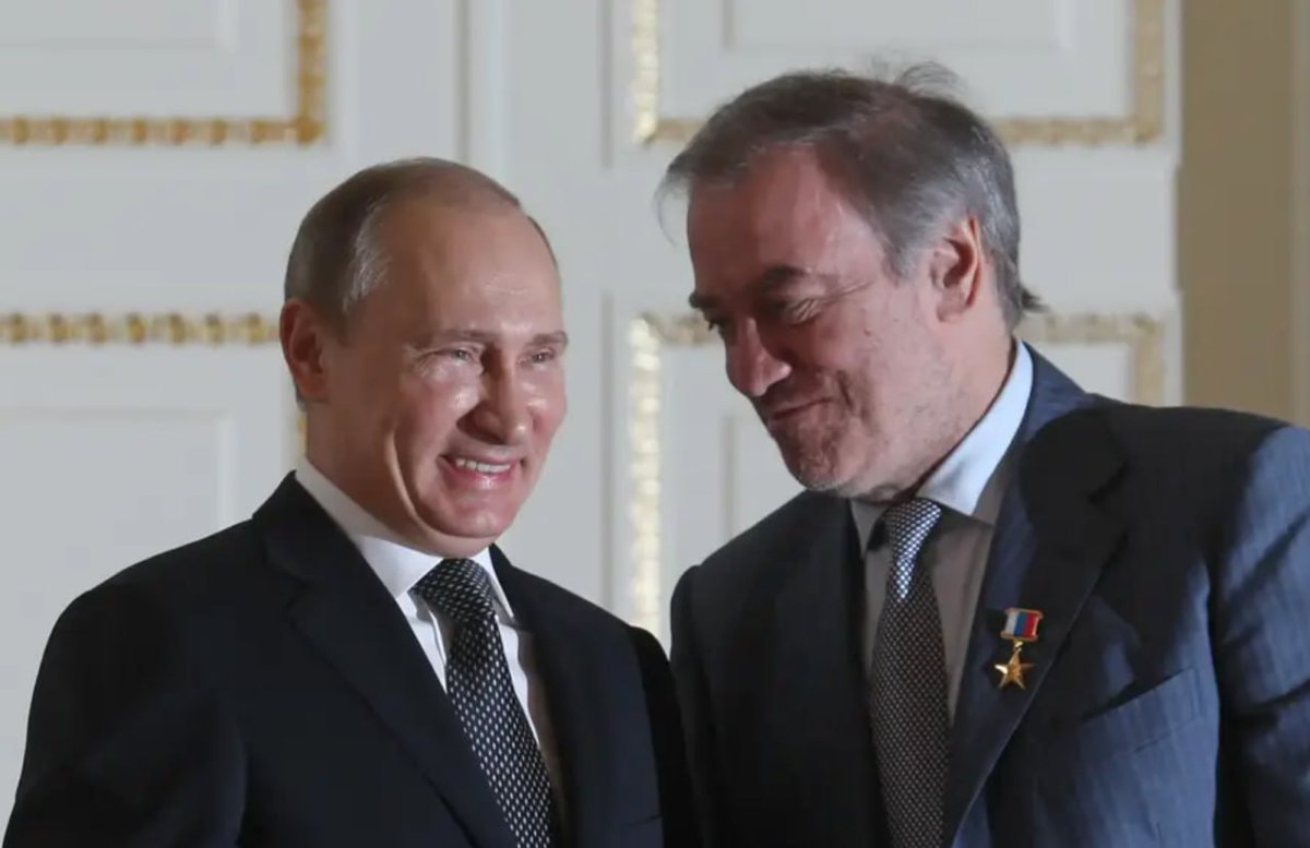 Гендиректор Метрополитен-оперы призвал отменить выступление дирижера Гергиева в Италии и назвал его частью путинской пропаганды

Генеральный директор Метрополитен-оперы — ведущего оперного театра США — Питер Гелб в интервью Die Welt осудил решение пригласить пропутинского