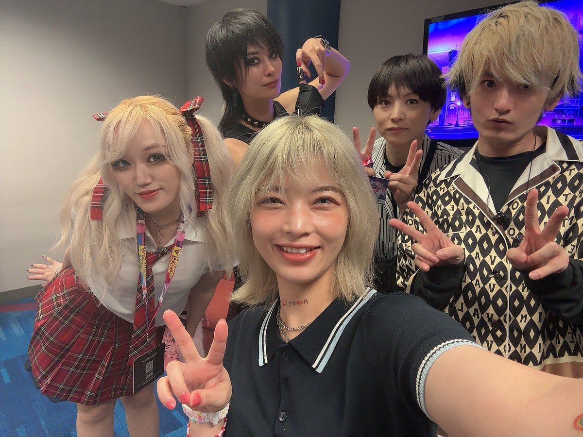 dd_misaki's tweet photo. バンドチームのみんなで🐻🐤

ハンバーガー食べに行きました😍
#animematsuri #GAROCKTOKYO #disacode https://t.co/e5LnHM5Cmg