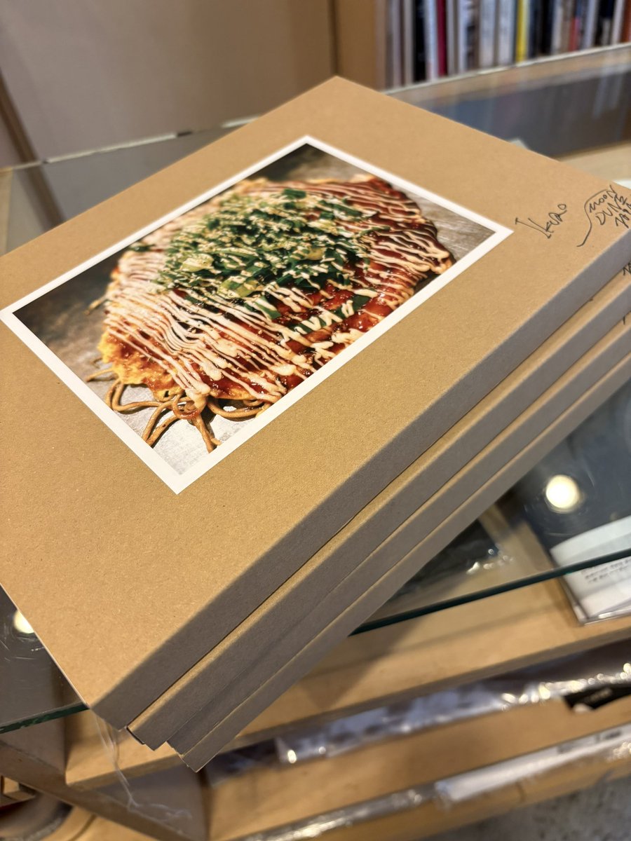 ３年前に限定50で販売した「迎春」。鈴木育郎が自身で抱えていた4冊をサイン入りにして放出。