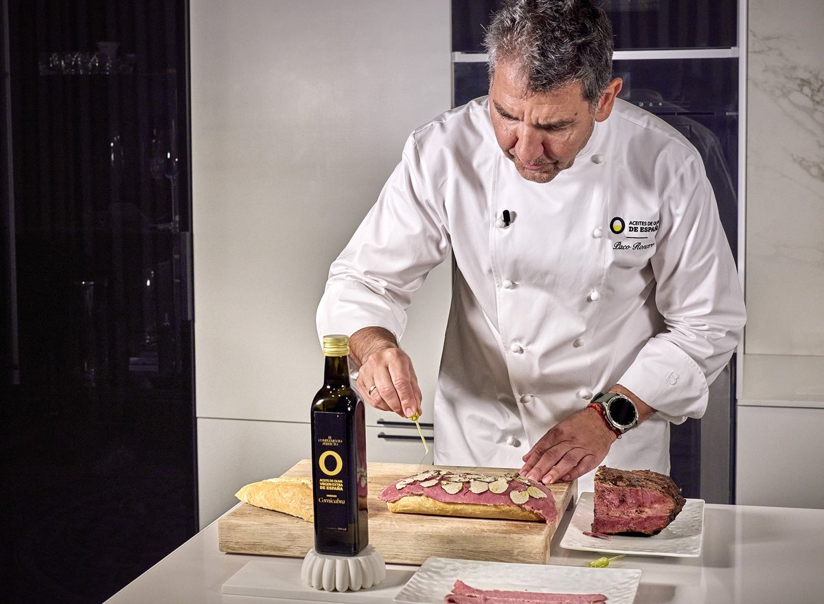 En la cocina, hay productos que marcan la diferencia, y el <a href="/AceitesOlivaES/">Aceites Oliva España</a> es uno de ellos. Sirve para aliñar, cocinar, marinar o terminar un plato con un buen chorrito en crudo. Desde una ensalada hasta un pescado al horno, realza los sabores y suma calidad al plato. #AOVE