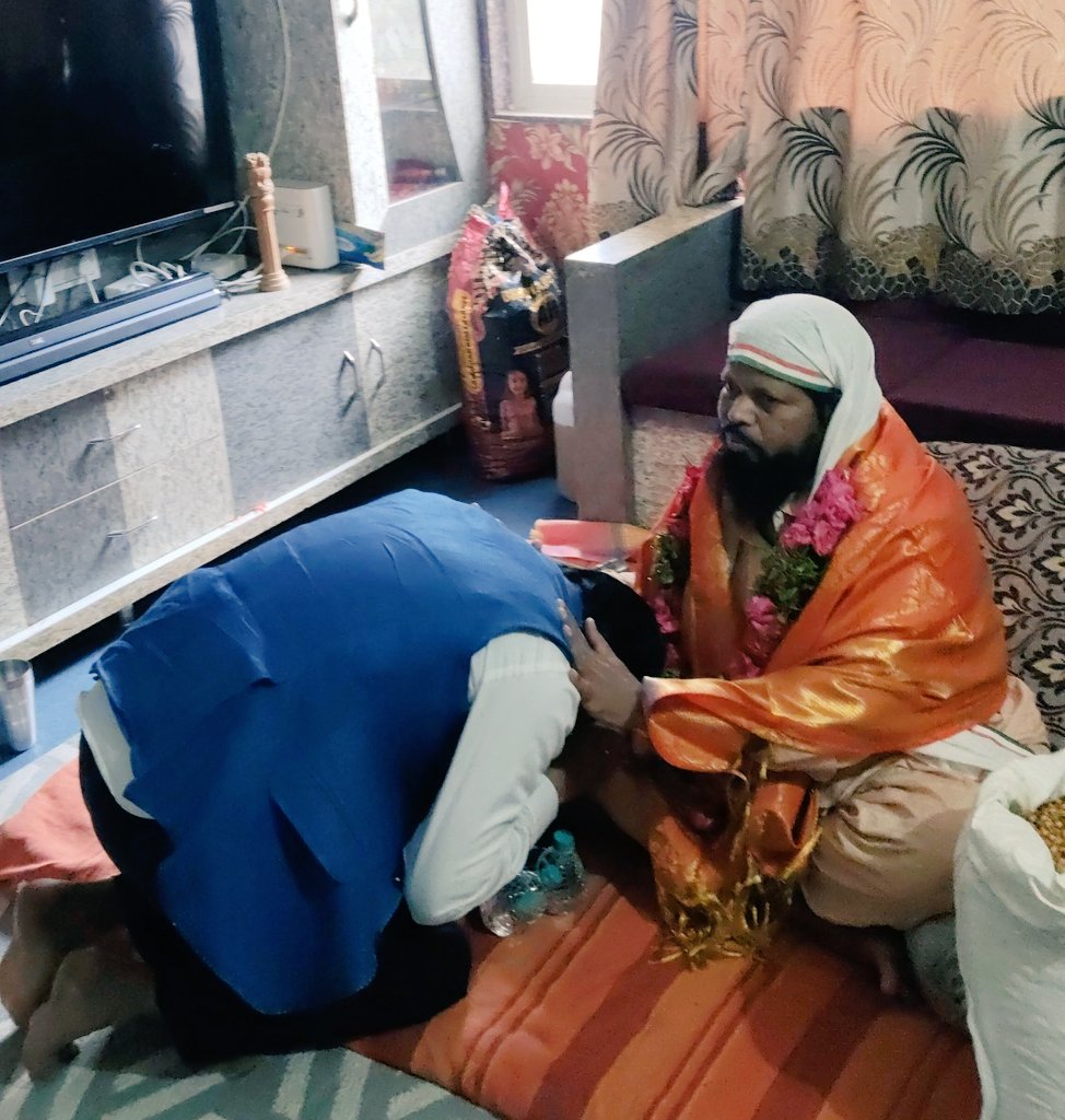 bhagwantkhuba's tweet image. ನಡೆದಾಡುವ ದೇವರು, ನಮ್ಮೆಲ್ಲರ ಪಾಲಿನ ಆರಾಧ್ಯಧೈವರಾದ ಪರಮಪೂಜ್ಯ ಶ್ರೀ ಶ್ರೀ ಶ್ರೀ ಹವಾ ಮಲ್ಲಿನಾಥ ಮಹಾರಾಜರ ದರ್ಶನಾಶಿರ್ವಾದ ಪಡೆದುಕೊಂಡೆ. ಪೂಜ್ಯ ಅಪ್ಪಾಜಿಯವರ ತೋರುವ ನಿಸ್ವಾರ್ಥ ಪ್ರೀತಿ,  ಕಾಳಜಿ ಎಲ್ಲಾ ಭಕ್ತರಿಗೆ ಏನೋ ಒಂದು ಸಂತೋಷ ನೀಡುತ್ತದೆ. 
#GuruPurnima2025 #GuruPurnima