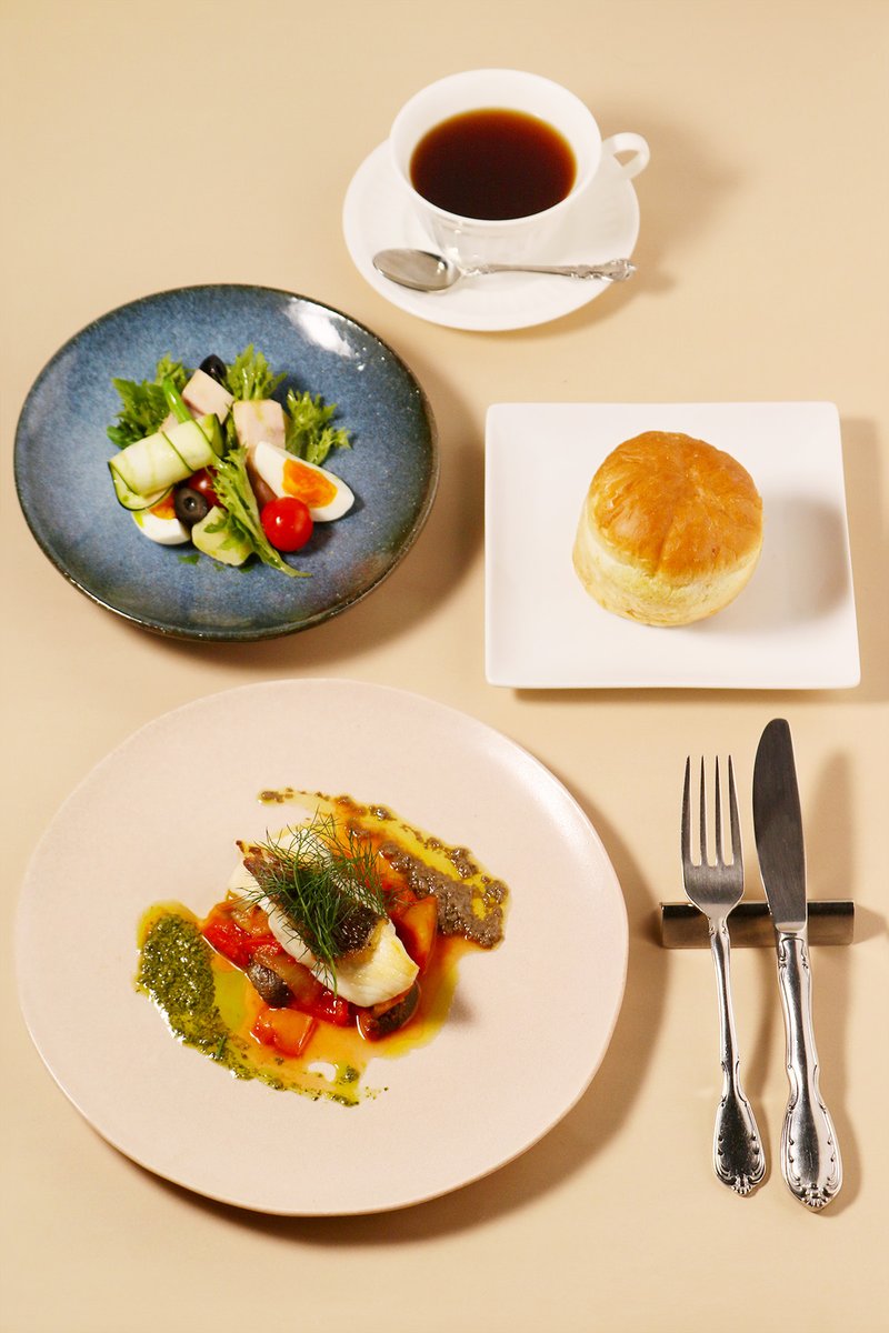 【#ルノセザ展 ／タイアップメニュー】
ランチメニューもルノワールとセザンヌに縁があるプロヴァンス地方がテーマです。

前菜は、カジキのコンフィを合わせたリッチなニース風サラダ。
メインは、暑い日にぴったりのバジルやニンニクのソースの真鯛のポワレに、ラタトュイユを添えています。