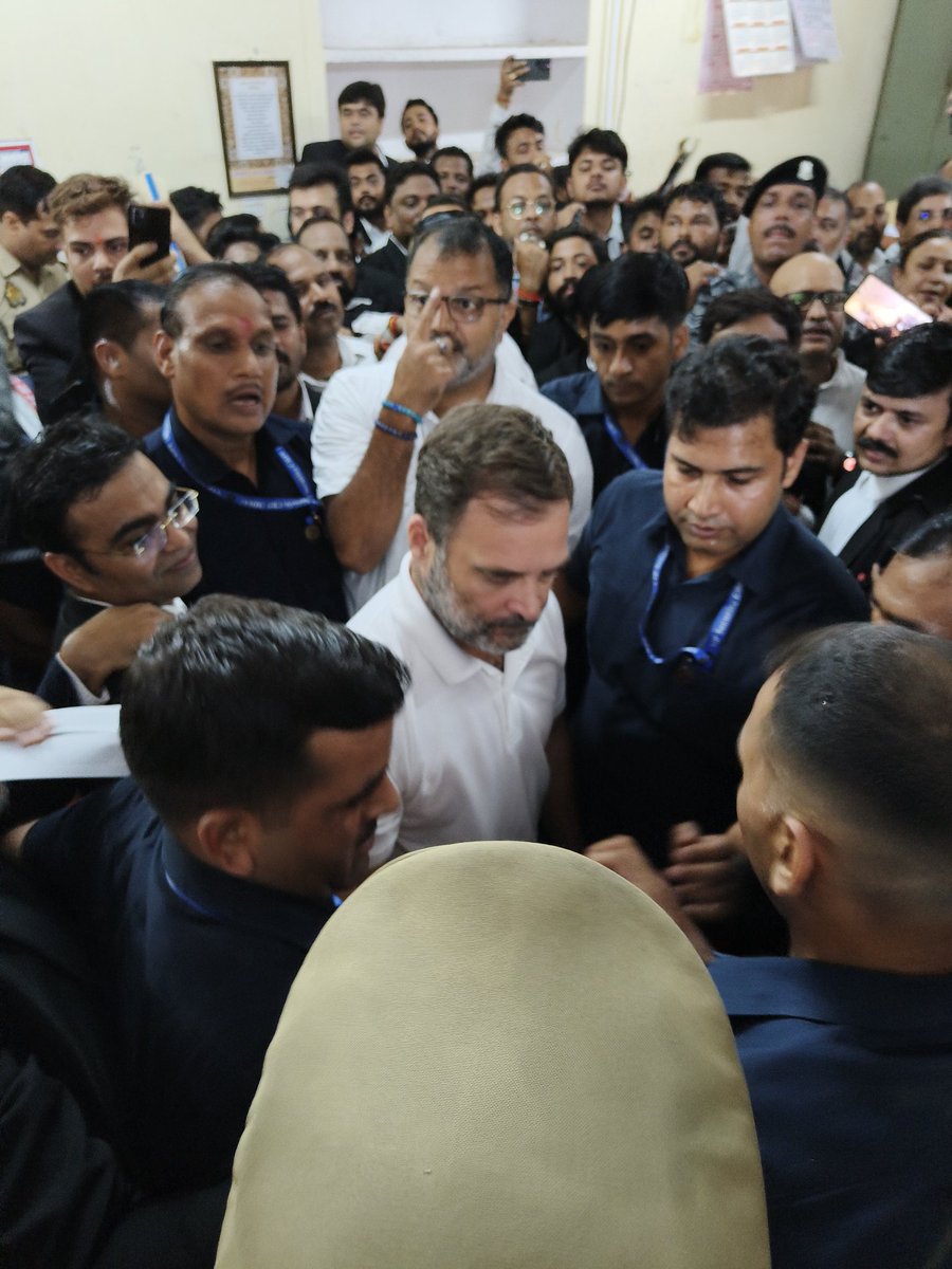 LoP Rahul Gandhi appears before a jam packed court in #Lucknow District in connection with a case related to his alleged defamatory remark against the Indian Army during his Bharat Jodo Yatra.

#RahulGandhi