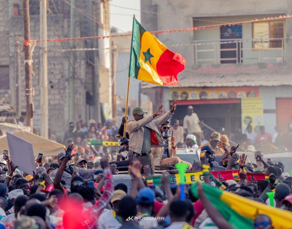 By Waly.🇸🇳 (@baaywaly) on Twitter photo 📌Prenons le temps de prier pour cet homme en ce jour : Na niane yi yatou gayi kheweul soutura yalla saam ko moussal ko moussal njabottam, mayko werr ak werlé 🙏🏻
Kou daxa niane❓ 📌Prenons le temps de prier pour cet homme en ce jour : Na niane yi yatou gayi kheweul soutura yalla saam ko moussal ko moussal njabottam, mayko werr ak werlé 🙏🏻
Kou daxa niane❓