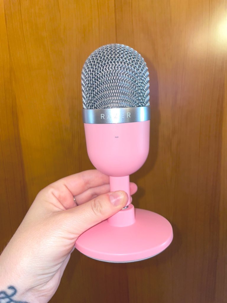 LiaraLestrange's tweet image. Si alguien está buscando micrófono, tengo abandonado el Razer Seiren Mini rosa, así que podemos hacer negocios.
Es un micro súper baratito y con buen rendimiento (grabé toda la primera temporada del podcast con él).