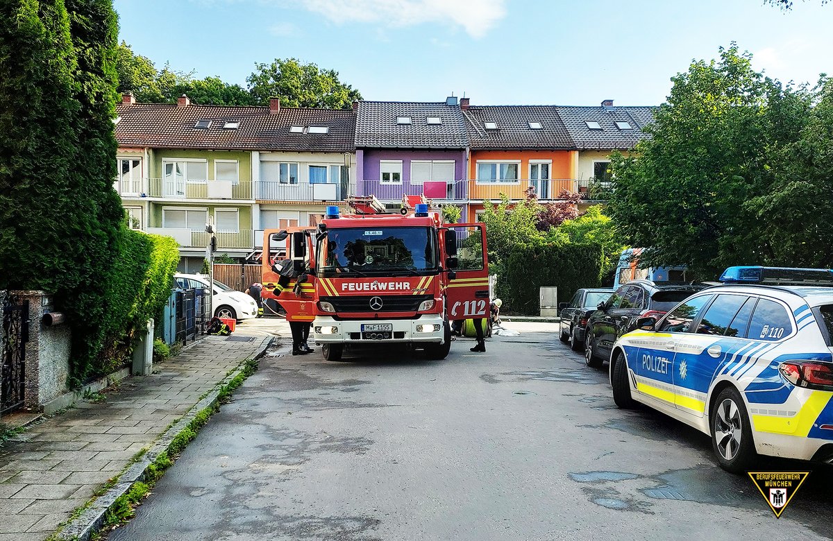 Am Dienstagmorgen ist die #Feuerwehr #München zu einem Zimmerbrand in #Giesing ausgerückt. Der Bewohner wurde schwer verletzt in eine Münchner Klinik transportiert. Mehr dazu lest ihr hier. 👇
Ganzer Bericht: presseportal.de/blaulicht/pm/1…

#WirFürMünchen