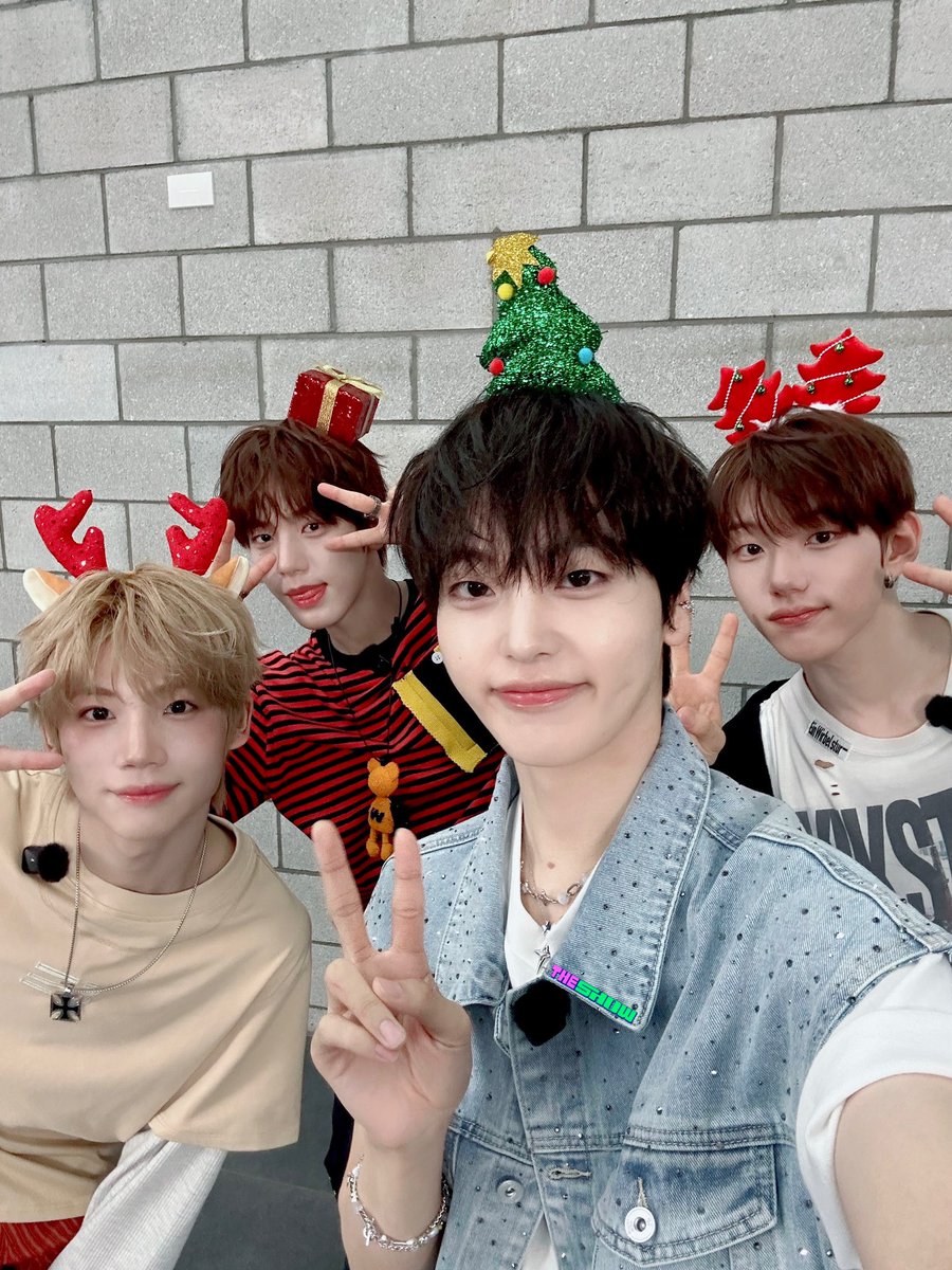 theshow_offcl's tweet photo. 💛🐶🩵              🐶👻👻💨
  #몽글쭌         #CLOSEYOUREYES

오늘의 #엔프Pick 
꼬마강아지랑 꼬마유령들이 찾아왔습니다🤭
한여름에도 눈이 내리게 만드는 ☃️
능력자들이라고 하는데요❓‼️

REAL 7월의 크리스마스를 보여준다고 하니까
흰 눈 사이로〰️ 썰매를 타고〰️
엔프Pick 보러 오세요 👀

#더쇼 @CRAVITYstarship @closeyoureyes_7