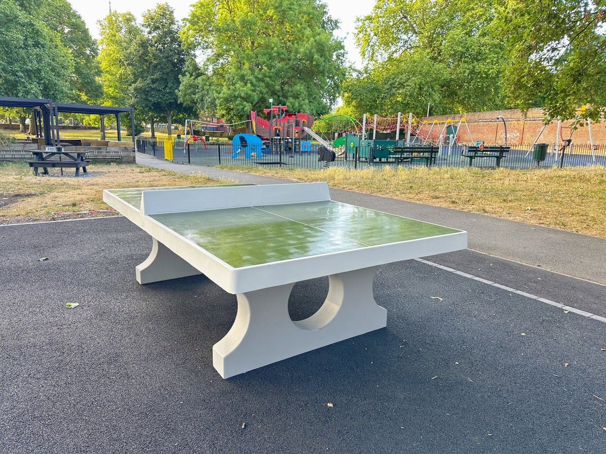 Ta da! New arrival in Higginson Park - table tennis!  Free for all to use, bring your own bats etc, or hire for a small charge from the nearby Little Green Boat Cafe 😊 It's a Marlow Town Council project, with permission of the Higginson Park Trust, and funded by the Community