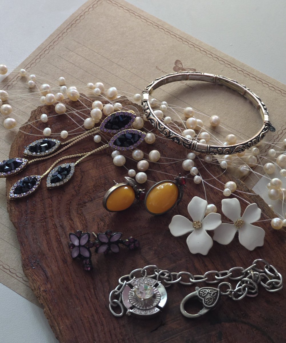 오늘 어머니 액세서리 함 열었는데
내가 그간 빈티지 샵을 왜 갔나 싶다