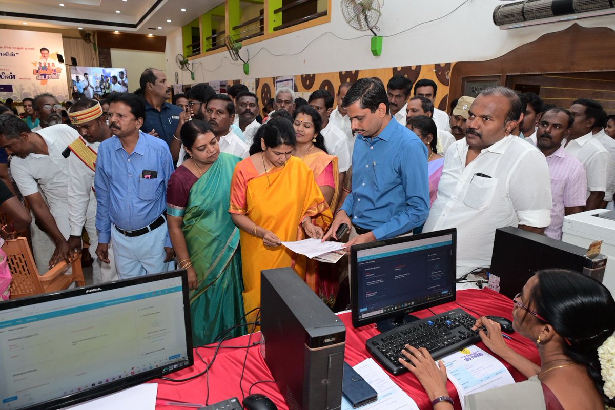 KanimozhiDMK's tweet image. தமிழ்நாடு முழுவதும் மக்களை தேடி அரசின் திட்டங்களை கொண்டு செல்லும் நோக்கில் மாண்புமிகு முதலமைச்சர் அண்ணன் திரு. @mkstalin அவர்கள் தொடங்கி வைத்துள்ள "உங்களுடன் ஸ்டாலின்" திட்டத்தின் கீழ் நடத்தப்படும் சிறப்பு முகாமை கோவில்பட்டியில் இன்று தொடங்கி வைத்தேன்.
இந்நிகழ்வில் அமைச்சர்…
