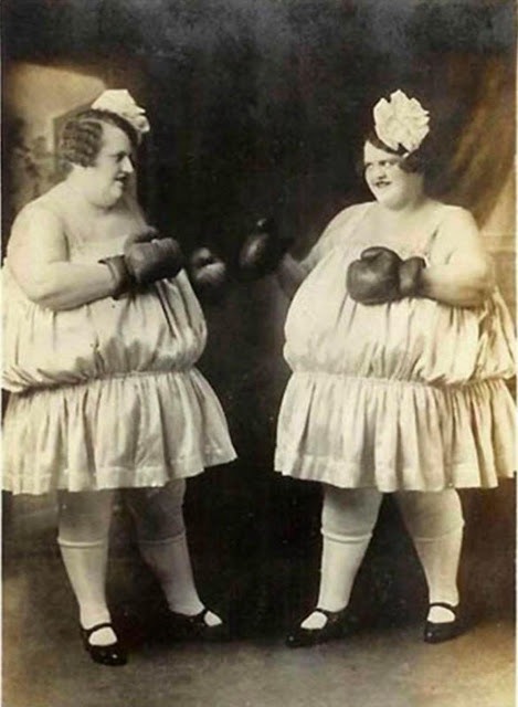 PHOTO OF THE DAY. The boxing and wrestling Carlson Twins. They were part of a touring circus side show in the USA (1925). 📷 google images