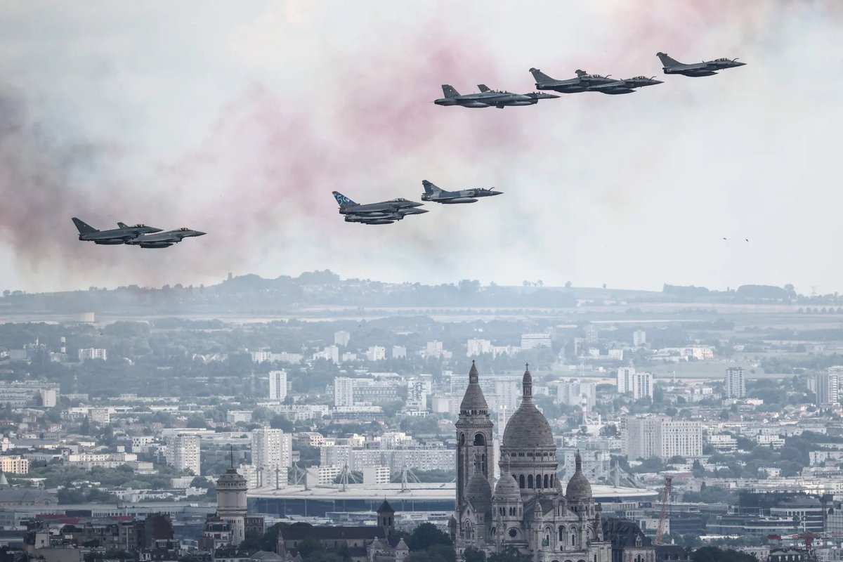 CiroNappi6's tweet image. Le chasseur Eurofighter Typhoon italien et les amies hier sur Paris.