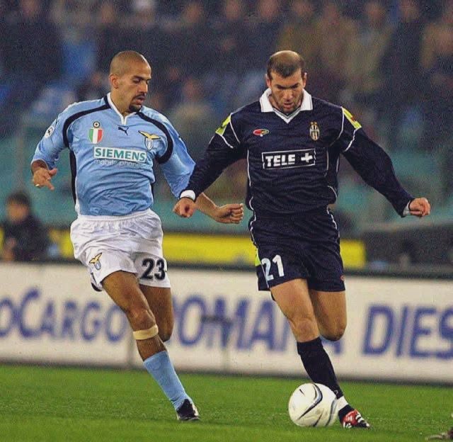 andpom147's tweet image. Juan Sebastián Verón vs Zinédine Zidane #oldiscool