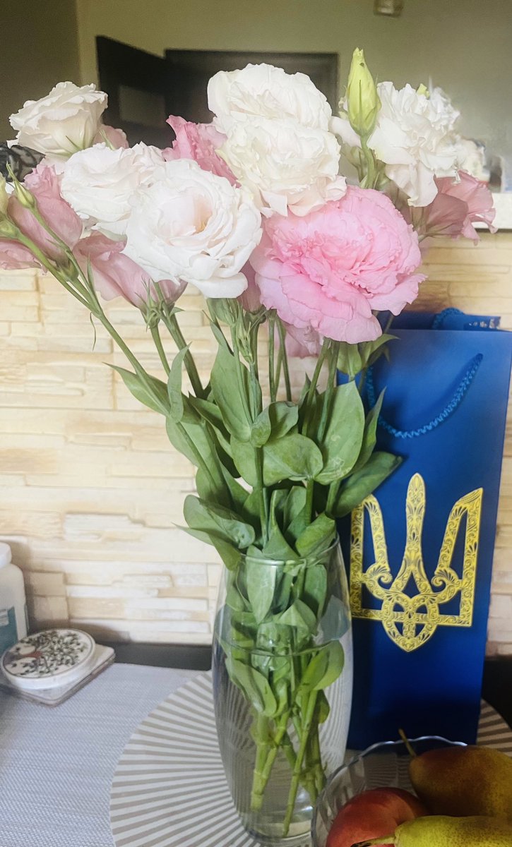antoninaodessa's tweet image. #NAFO Home is better than the hospital. It smells like coffee and the flowers my sister @tatyanaodesssa brought me. ♥️
Many worry that I’ll crash emotionally after the shrapnel wounds.
But I’m sitting in my kitchen with coffee, thinking clearly.
Stress hits everyone differently.…