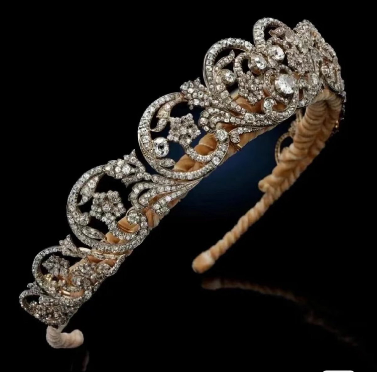 suigemstone's tweet image. ダイアナ妃が結婚式で選んだのはロイヤルファミリーのティアラでなく実家スペンサー家のティアラ。スクロールと花のモチーフが優雅に連なる緻密なデザインにダイヤモンドがびっしり。結婚後の公式行事や舞踏会などでも度々着用していたロイヤル×プライベートの両方の意味を持つ特別なティアラ♔⟡𓈒𓏸