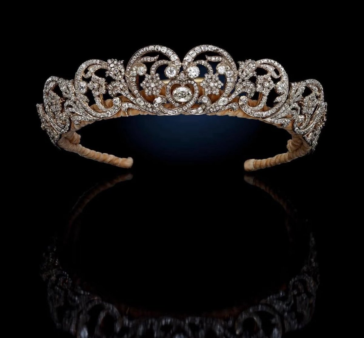 suigemstone's tweet image. ダイアナ妃が結婚式で選んだのはロイヤルファミリーのティアラでなく実家スペンサー家のティアラ。スクロールと花のモチーフが優雅に連なる緻密なデザインにダイヤモンドがびっしり。結婚後の公式行事や舞踏会などでも度々着用していたロイヤル×プライベートの両方の意味を持つ特別なティアラ♔⟡𓈒𓏸