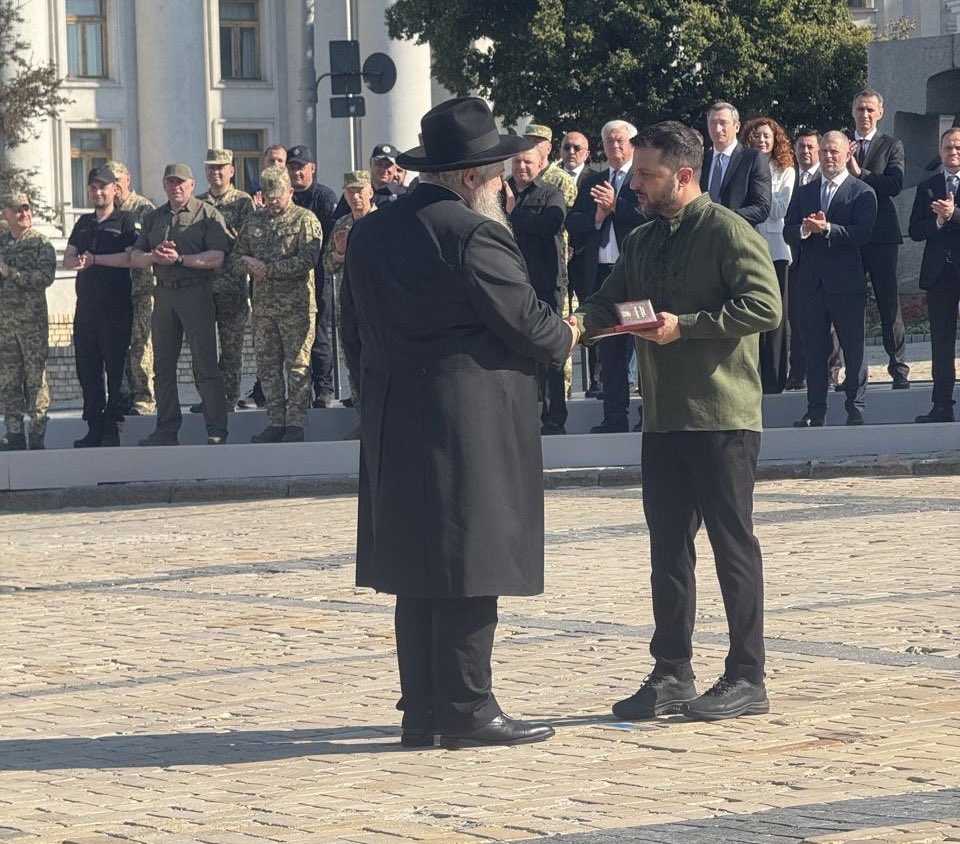 RabbiUkraine's tweet image. At a ceremony dedicated to Ukrainian Statehood Day, President Volodymyr Zelenskyy, in the presence of all key government officials and distinguished guests, awarded me the Order of Merit, Second Class!
Thank you, Mr. President, thank you, Ukrainian people!
Light will prevail…