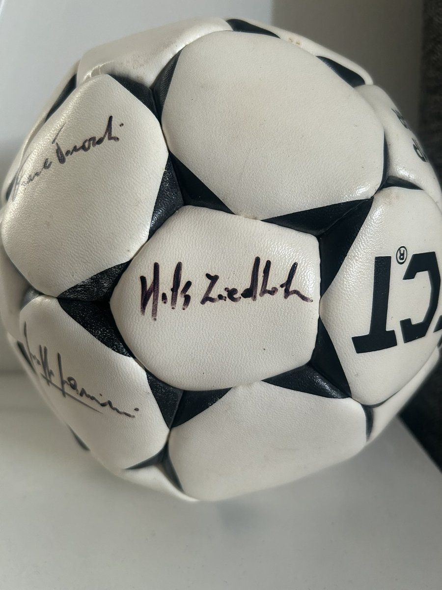 I am selling my coolest possession. A signed Select football with autographs from Romas Scudetto winning team in 1983🇮🇹 The coach of the team was Swedish legend Nils Liedholm. His and 9 other autographs are on the ball. #Roma #ASRoma tradera.com/item/683646779  RT:s are appreciated