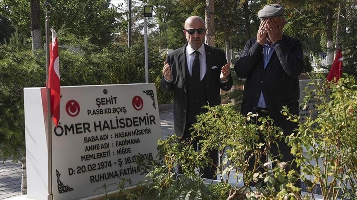 Emekli Korgeneral Zekai Aksakallı, şehit Ömer Halisdemir'in mezarını ziyaret etti buff.ly/WvVfzpP