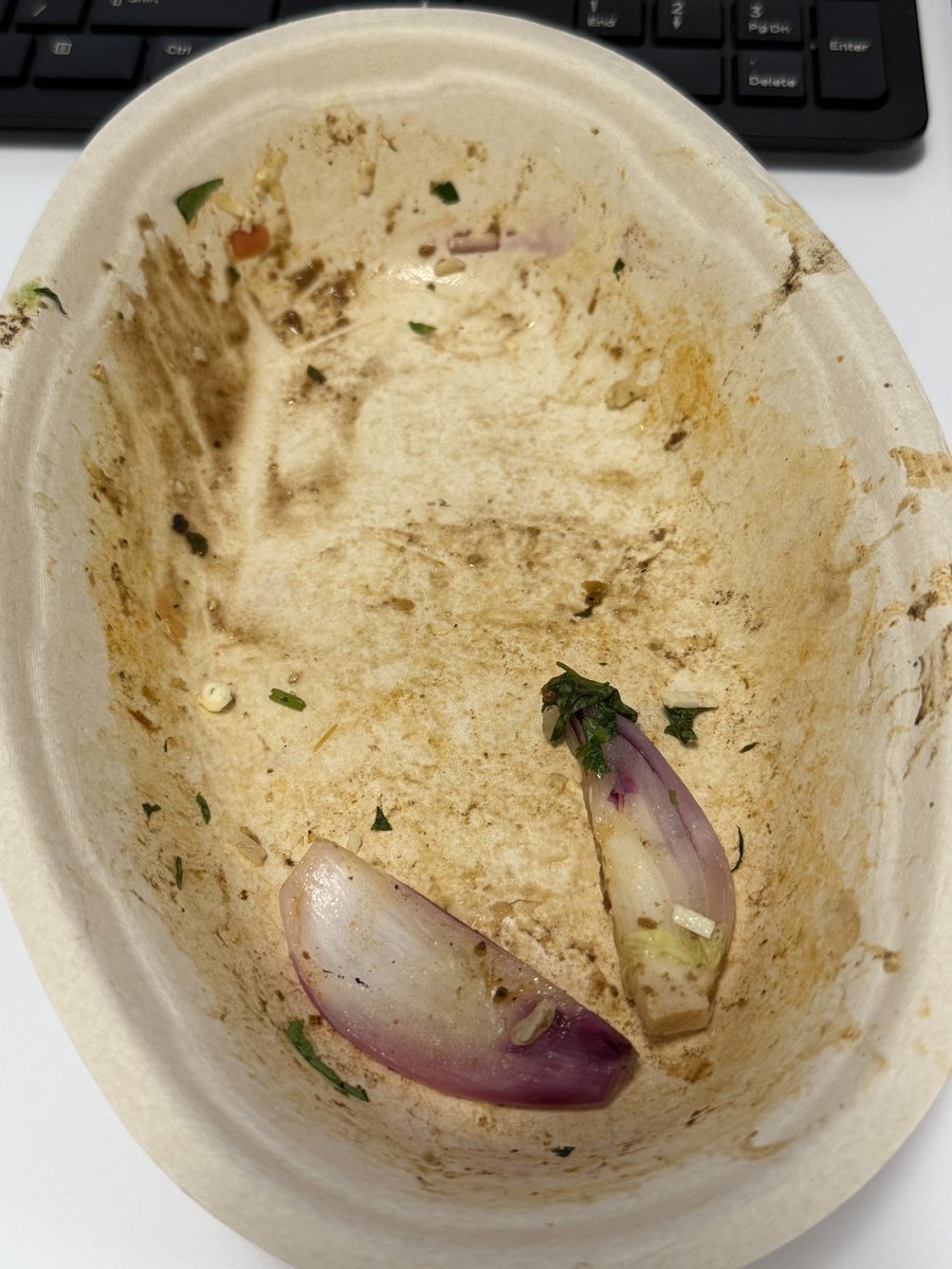 BodegaBee's tweet photo. @ChipotleTweets fajita vegetables are undercooked 😤 https://t.co/1fJEdBNMk8